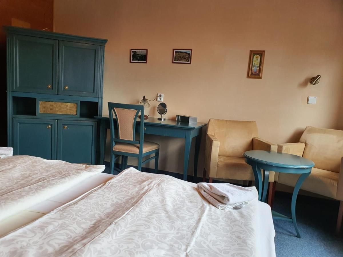 Hotel Pam Jachymov Bagian luar foto